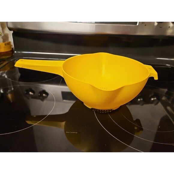Vintage Tupperware 1523-8 Yellow 2 Qt Strainer Colander Handle 2 Spouts - Picture 4 of 15